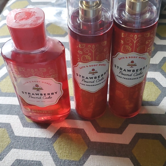 Bath body Hp bundle4 all together strawberry shortcake plus poof bag 🎒